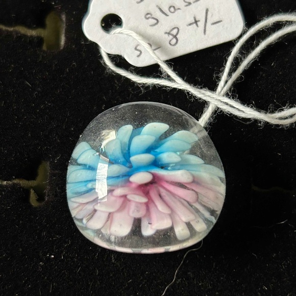 HANDBLOWN GLASS RING, LADIES SZ 8, BLUE/PINK FLOWER SHAPE INSIDE, NEW, TAGS ON - Picture 1 of 3